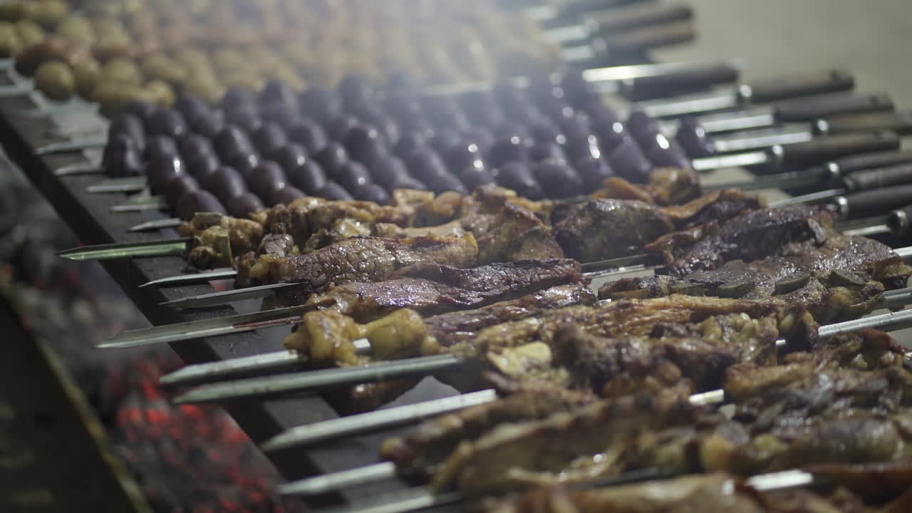 Primo piano di carne sullo spiedo sulla griglia