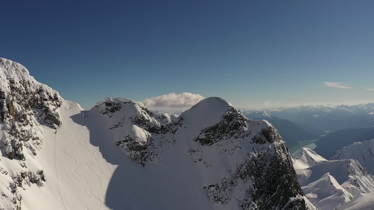 esquiador bajando una línea desde la cima de la montaña en columbia británica, canadá
