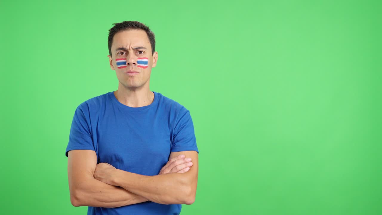 Hombre digno y serio con la bandera tailandesa pintada en la cara