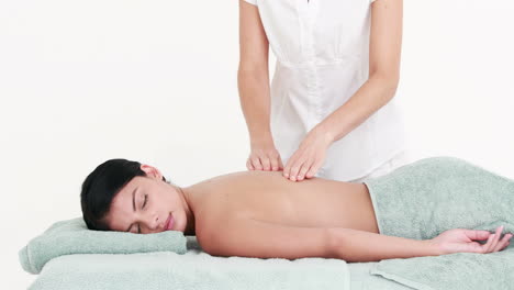 mujer disfrutando de un masaje de espalda
