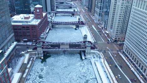 Luftaufnahmen-Des-Gefrorenen-Chicago-River-Während-Des-Polarwirbels-2019