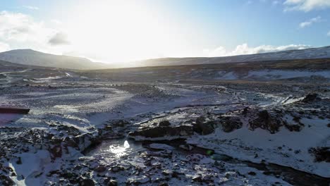 el impresionante terreno blanco como la nieve brillante de islandia durante el invierno - antena