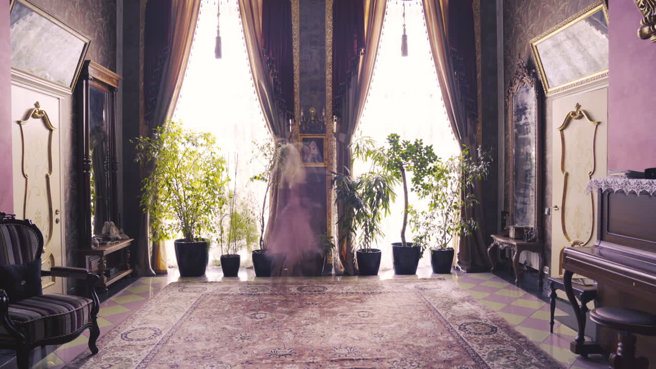 persona invisible se mueve rápidamente como un fantasma