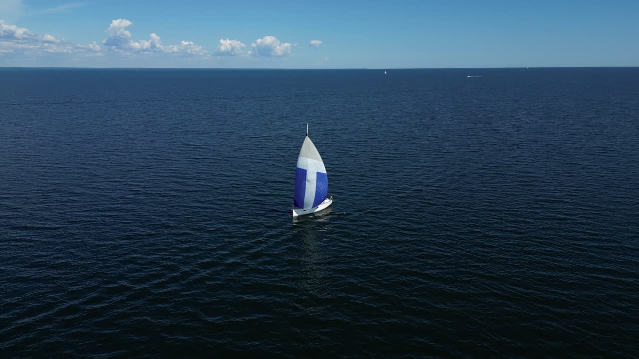 un velero está navegando en el mar báltico