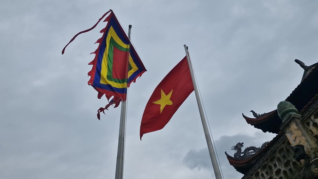 Banderas ondeando en la Ciudadela Imperial de Thang Long en Hanói, Vietnam