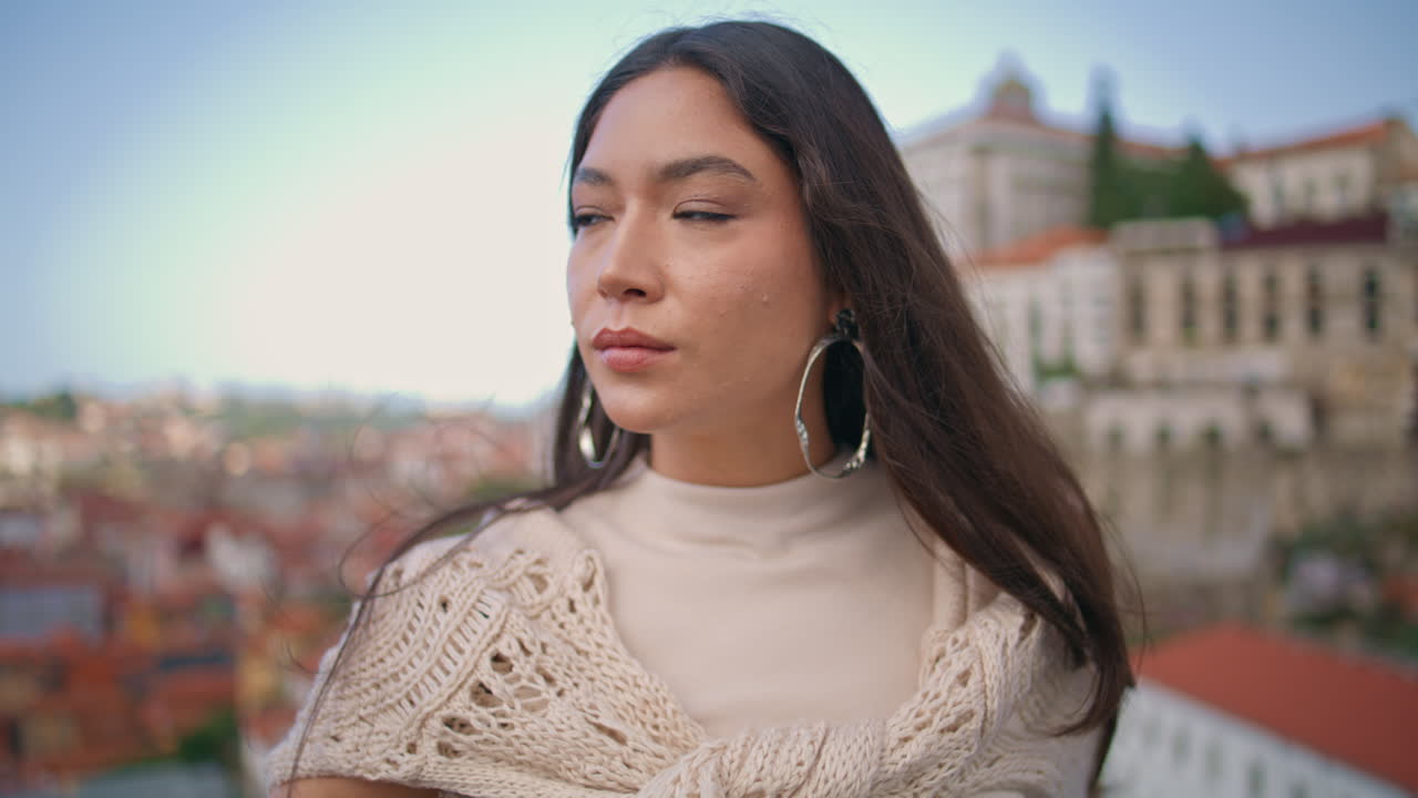Serious woman standing cityscape in front blue sky closeup. a lady resting