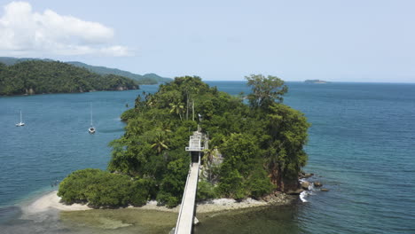 passerelle historique reliée à la petite île de la péninsule de samana, république dominicaine