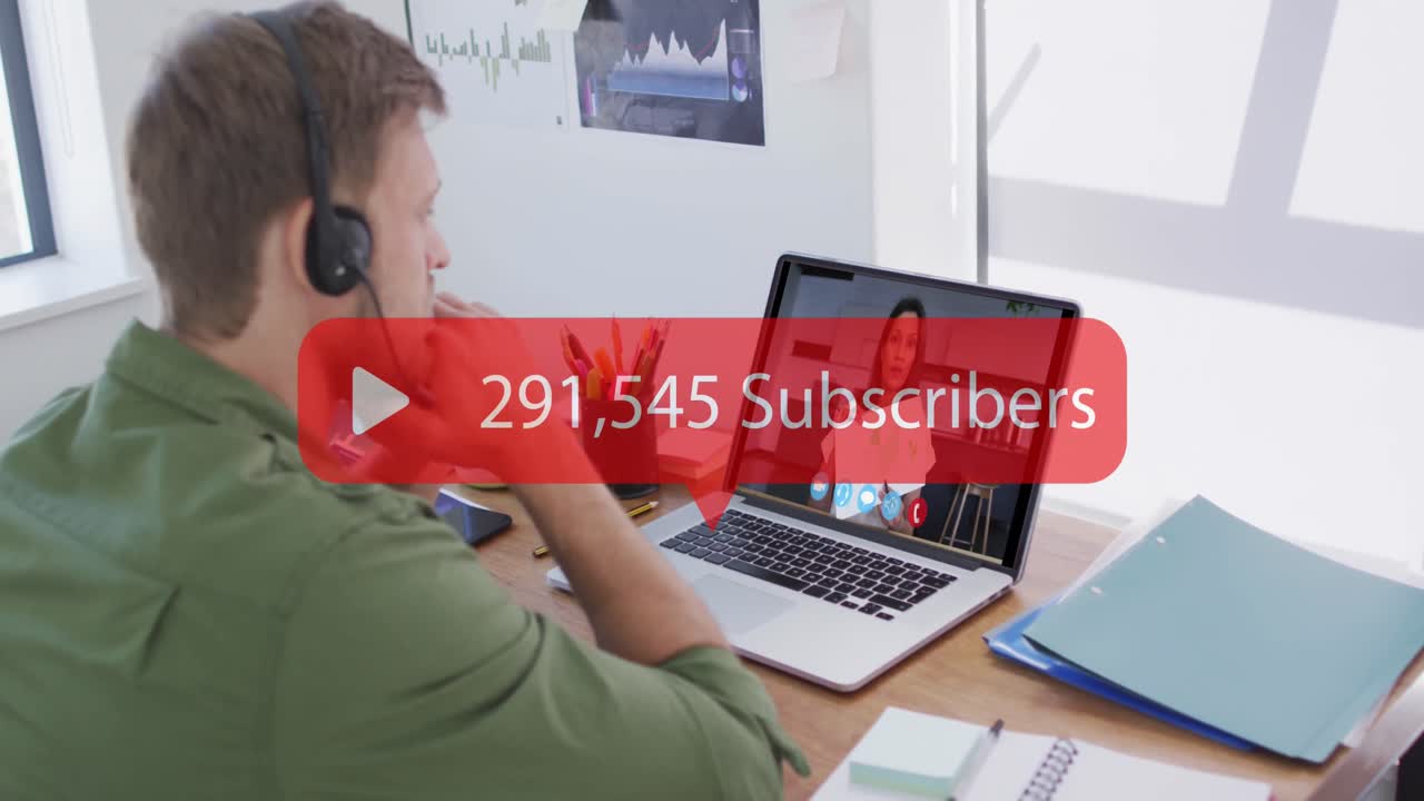 icono de juego y el aumento de los suscriptores contra el hombre que usa auriculares de teléfono que tiene una videollamada en la computadora portátil