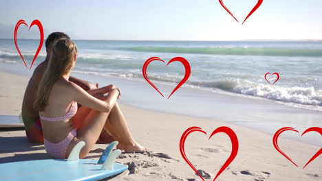 animación de corazones rojos sobre una pareja diversa enamorada en la playa en verano