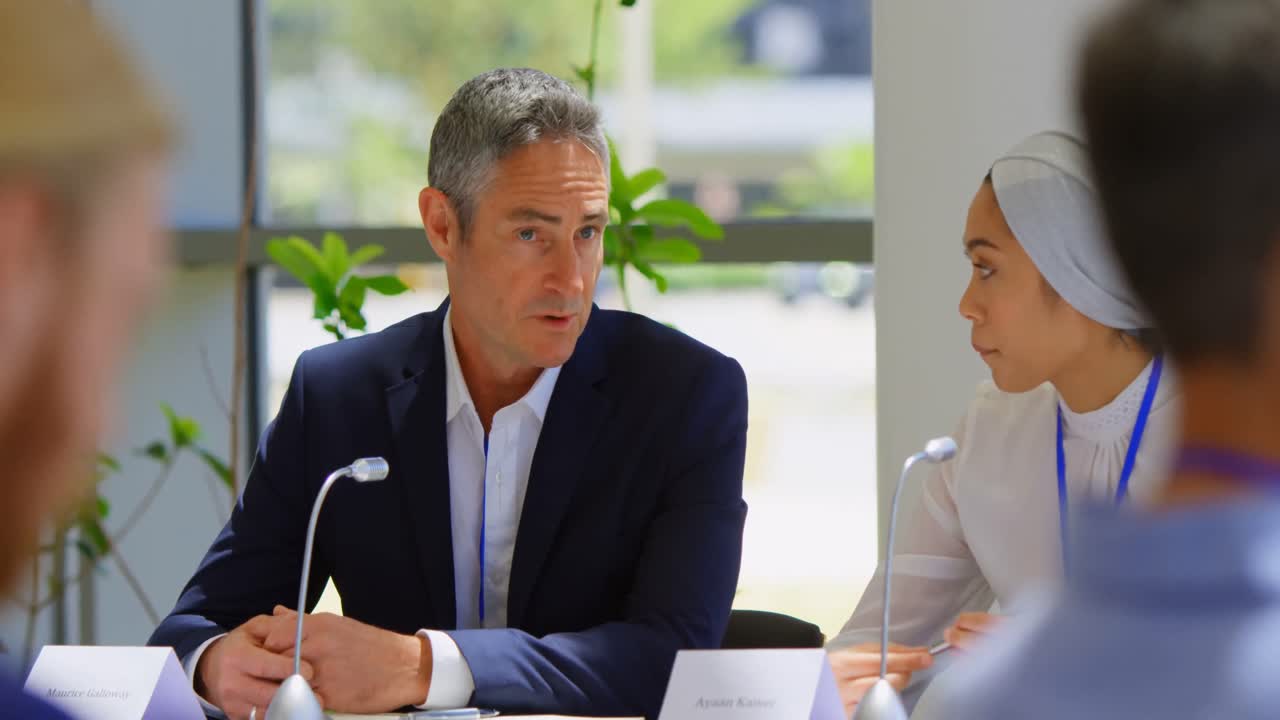 empresarios discutiendo y asistiendo a un seminario de negocios 4k