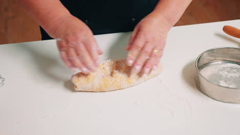 Manos-De-Panadería-Senior-Amasando-Masa