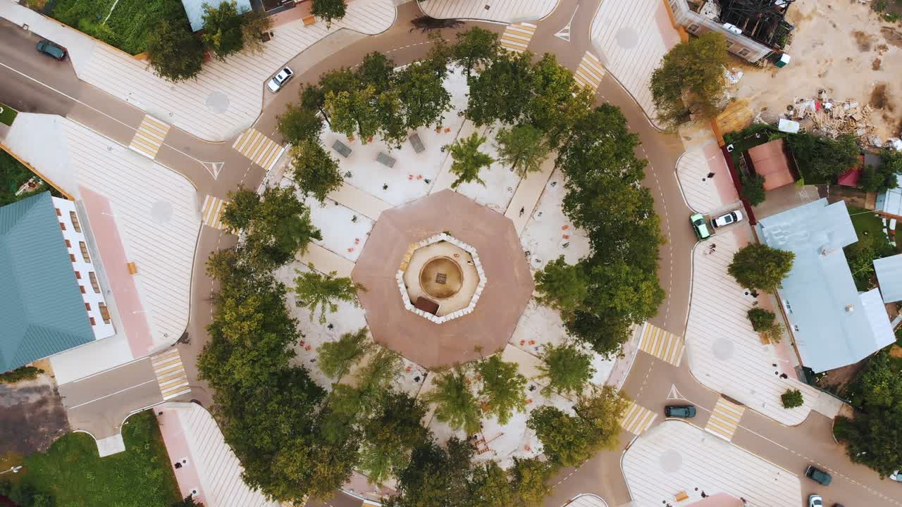 gran cruce circular de carreteras de asfalto con árboles verdes aéreos
