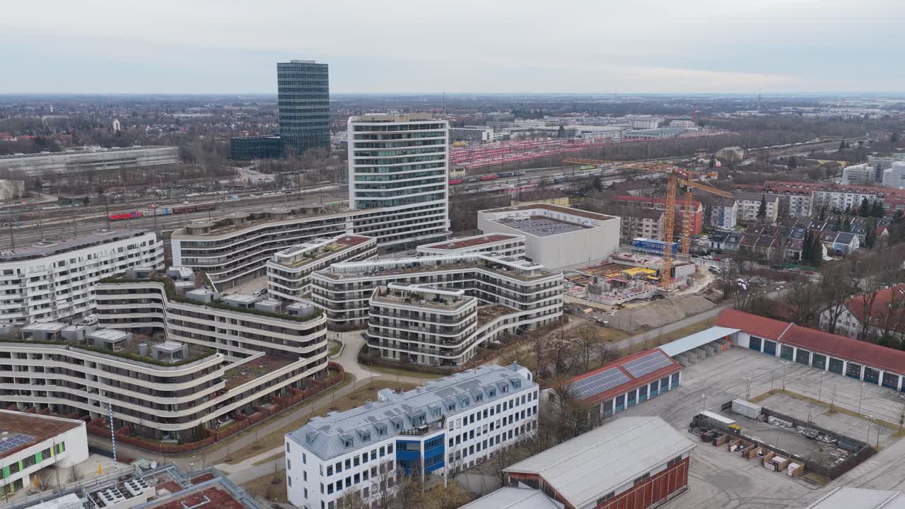 Droneoptagelser af jernbanedrift i München, der fremhæver et depotområde med mange stillestående tog
