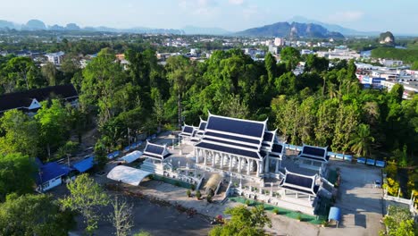 Ruhiger-Traditioneller-Thailändischer-Tempelkomplex,-Tropische-Landschaft