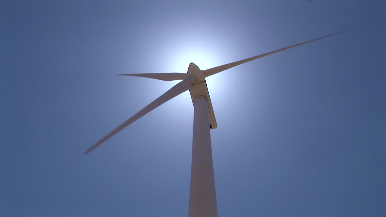 시골에서 작동 중인 풍력 터빈