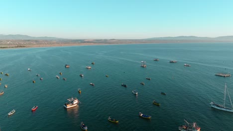 vista aérea panorámica de barcos pesqueros detenidos frente a las costas del norte de chile