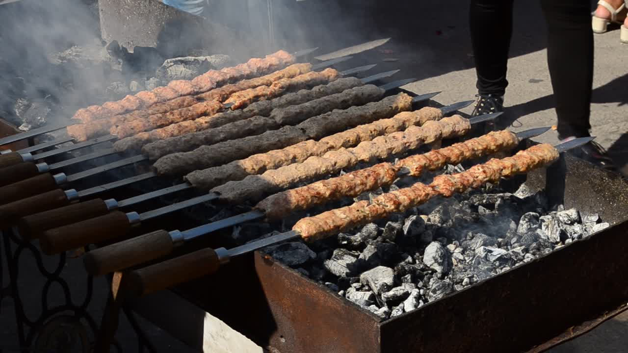 Processo di preparazione di un barbecue su un braciere. Tecnologia di preparazione di uno spiedino su un braciere