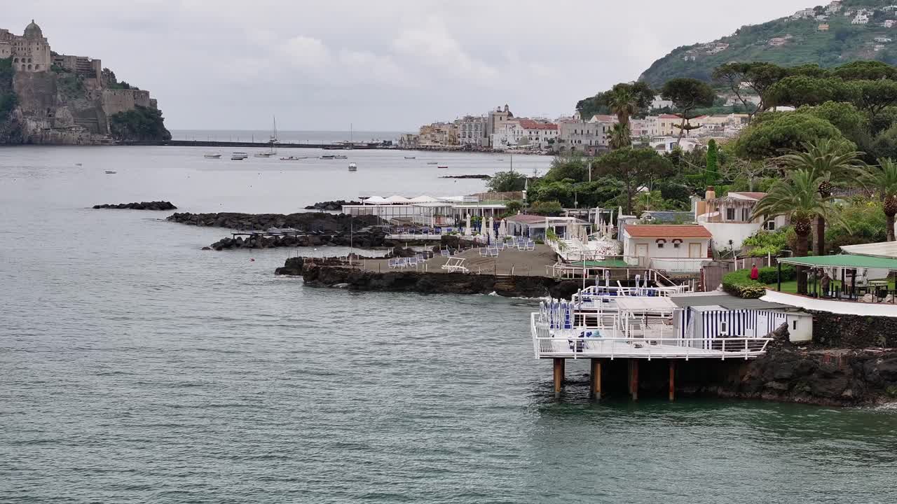casa de playa blanca, isla de ischia en italia, castillo aragonés en el fondo