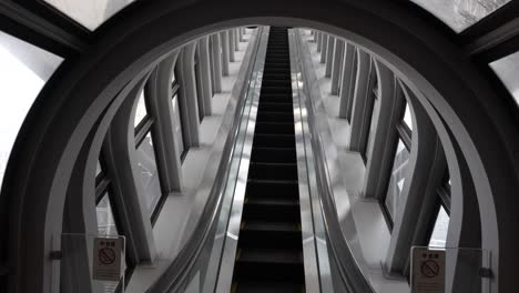escalera mecánica icónica en el edificio umeda sky, osaka, japón