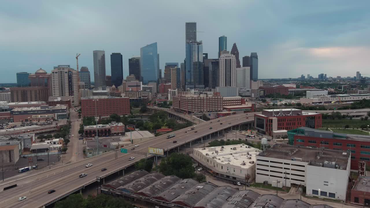 vista de drones del centro de houston en un día nublado