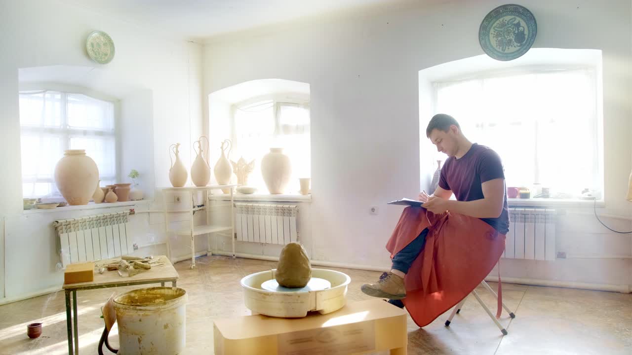 Artista della ceramica al lavoro in studio