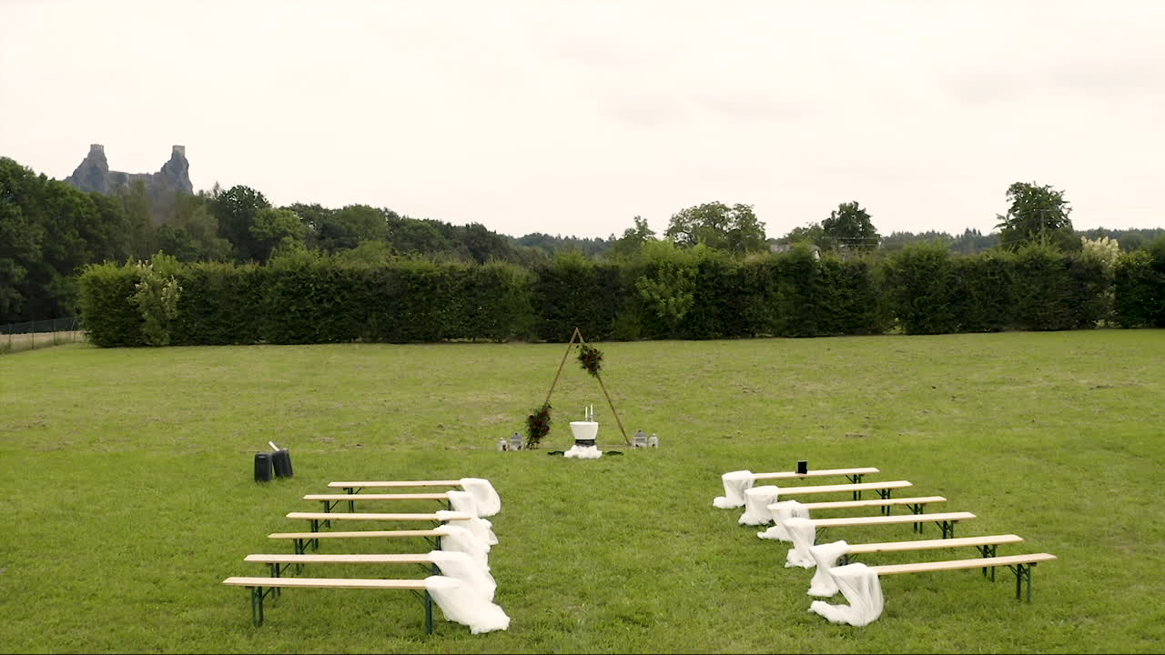 altar de boda y bancos preparados para una boda en el jardín al aire libre.