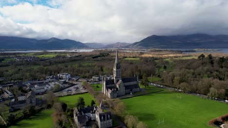 Cinemática-De-Izquierda-A-Derecha-La-Catedral-De-Santa-María-En-Killarney,-Irlanda,-Con-Las-Montañas-Del-Parque-Nacional-Al-Fondo