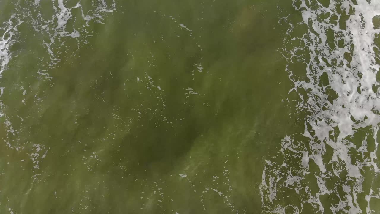 imagen de drone cenital ondas en mar verde