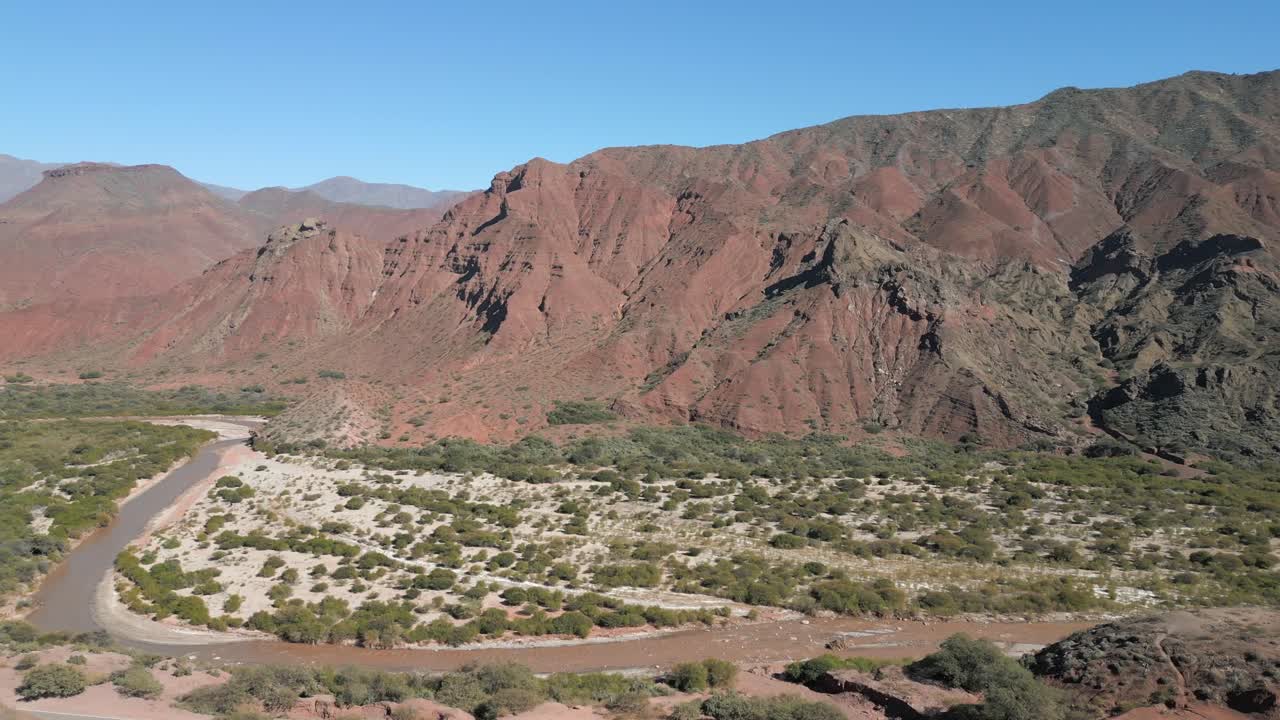 paisaje desértico con montañas y un cruce de carreteras