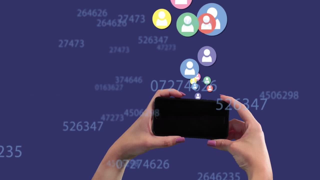 múltiples iconos de perfil flotando y cambiando números en la mano sosteniendo un teléfono inteligente