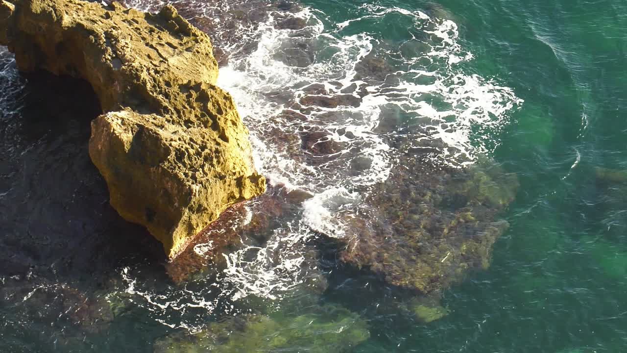 olas oceánicas subtropicales chocando contra rocas grandes y arrecifes sumergidos, cámara lenta