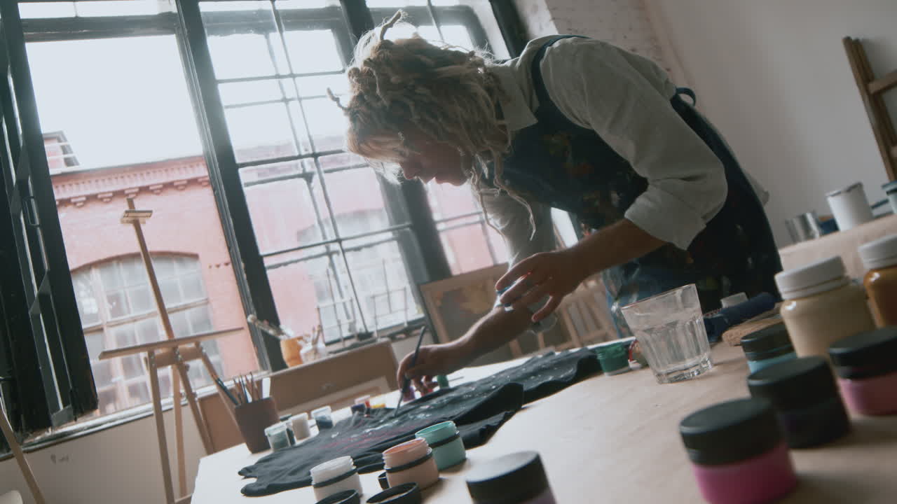 художник в художественной студии