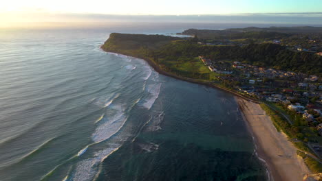 Rotierende-Drohnenaufnahme-Von-Lennox-Head-Beach-Und-Küste-Zwischen-Byron-Bay-Und-Ballina