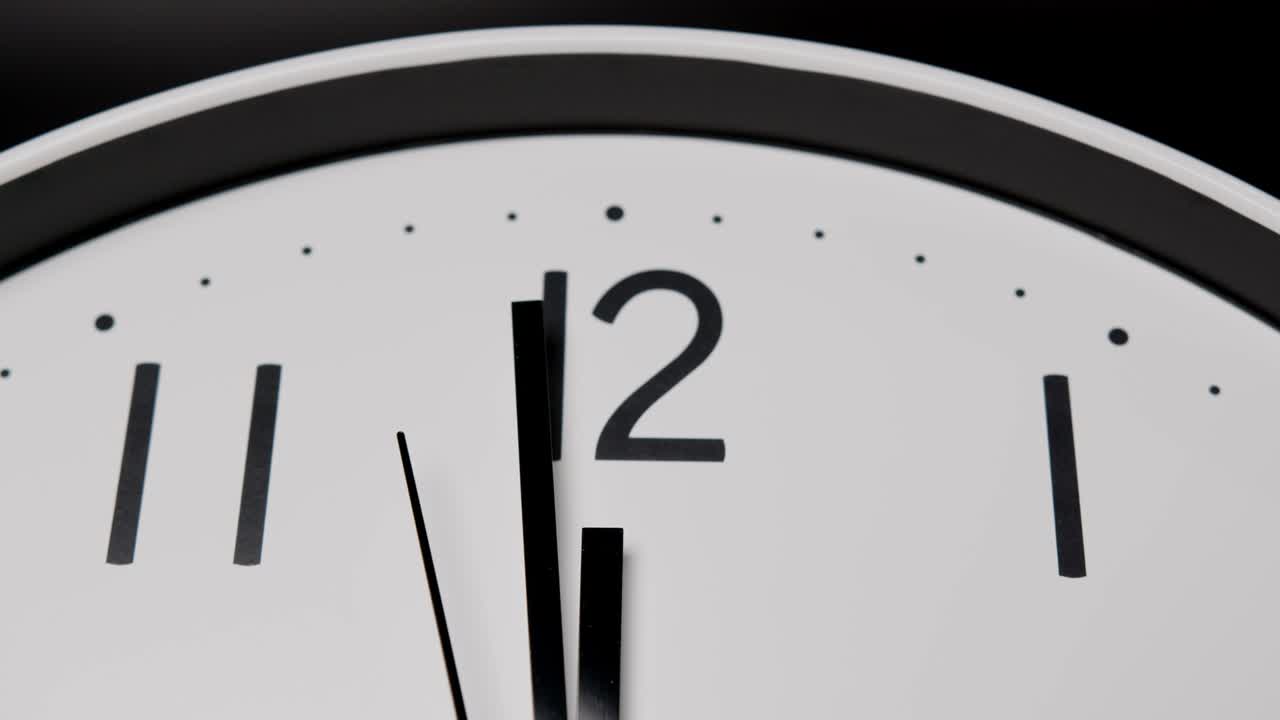 Time lapse, orologio da parete bianco con lancette corte che segna le dodici