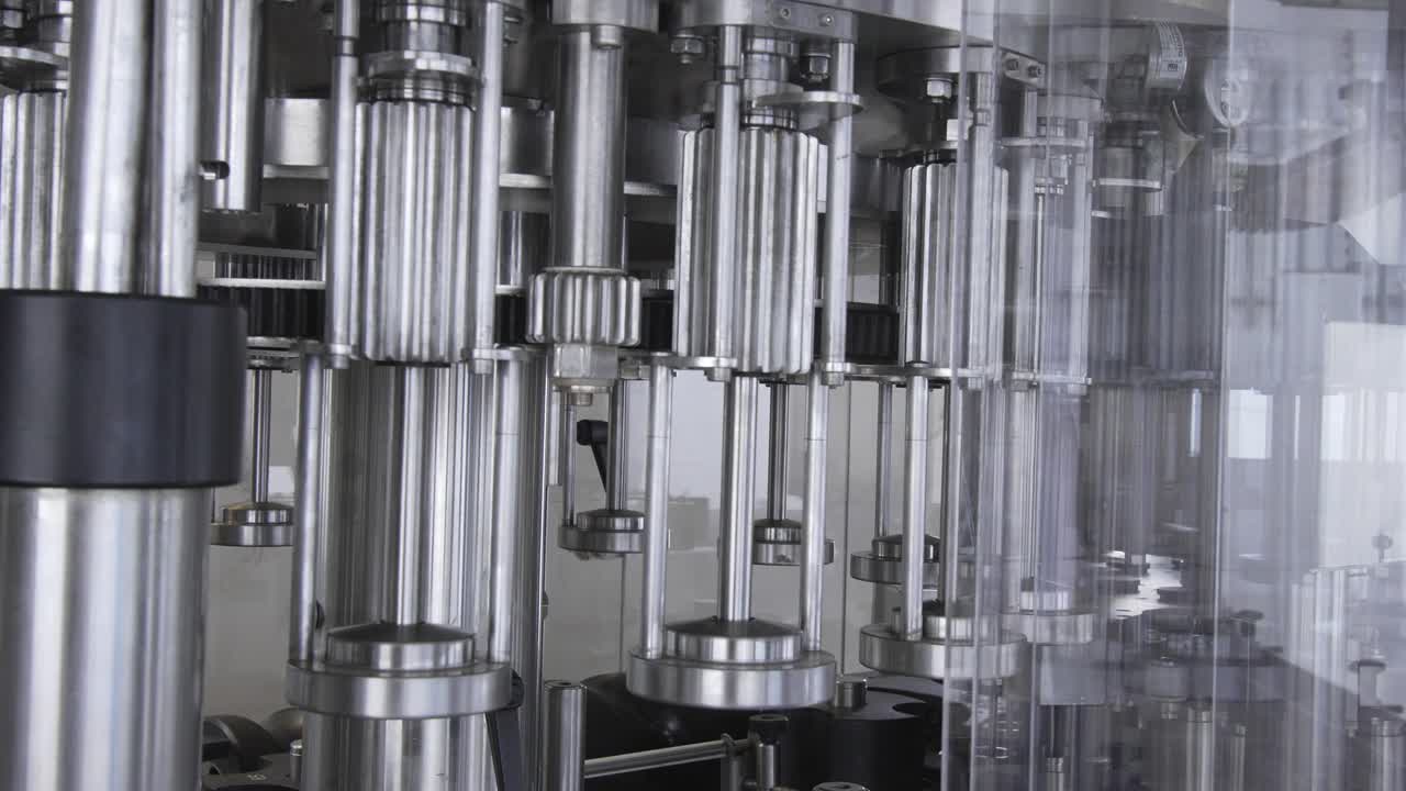 모바일 와인 병 및 라벨 기계 구성 요소가 병 없이 테스트되고 있습니다.