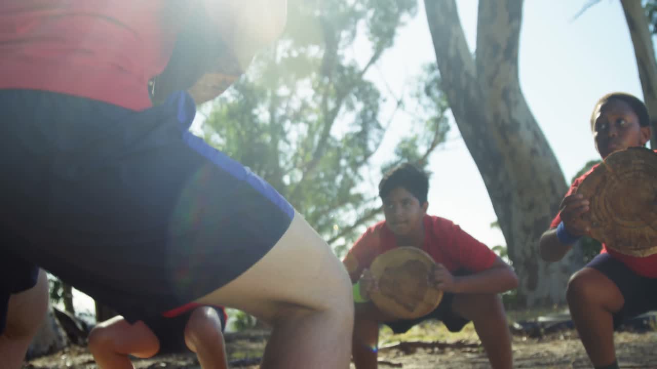 훈련 캠프에서 아이들을 훈련시키는 트레이너