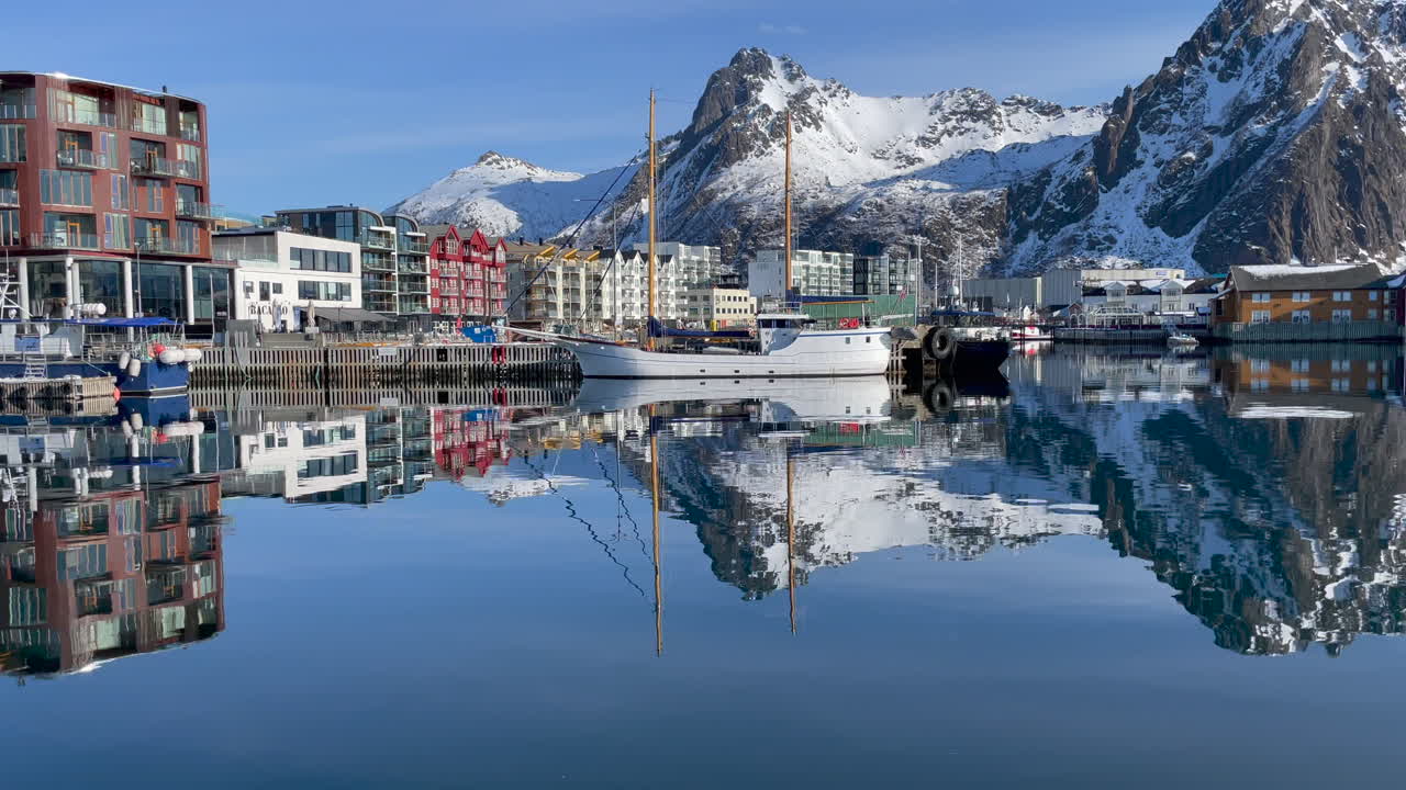 панорамный снимок слева направо главного пирса в центре гавани свольвера в солнечный день, остров лофотен, 4k