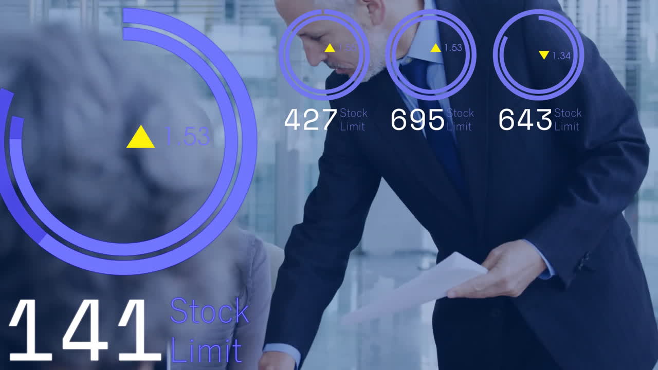 анимация обработки чисел над различными деловыми людьми в офисе