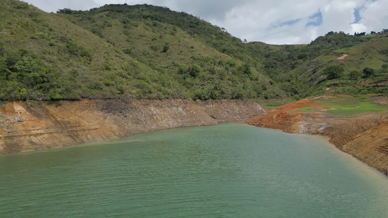 lago aéreo agua turquesa en una montaña con árboles y rocas