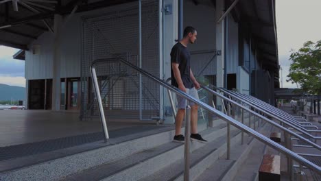 Un-Hombre-Casual-Bajando-Las-Escaleras-Y-Saliendo-Del-Edificio