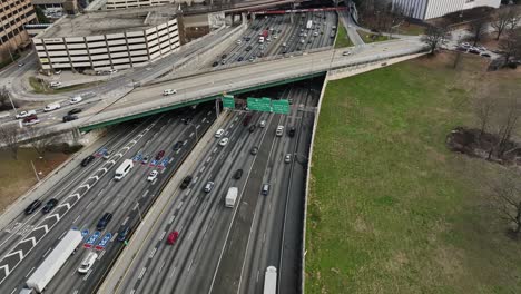 una foto aérea de aves que muestra el tráfico ocupado en la autopista con puente durante un día soleado en la ciudad de atlanta, georgia