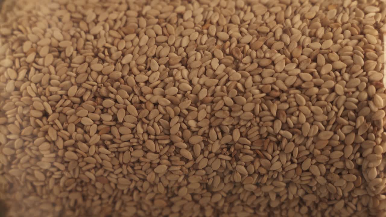 턴테이블 플랫폼에서 회전하는 많은 참깨를 보여주는 클로즈업 샷