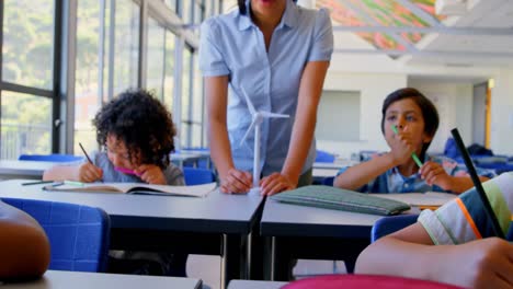 Schulkinder-Lernen-Am-Schreibtisch-Im-Klassenzimmer-Der-Schule-4k