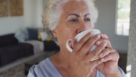 Nahaufnahme-Einer-Afroamerikanischen-Seniorin,-Die-Zu-Hause-Kaffee-Trinkt