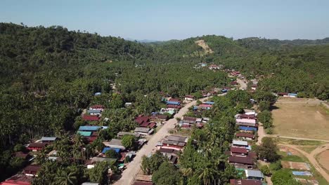 Vista-Aérea-4k-De-Una-Aldea-Rural-En-Tailandia,-Durante-El-Día