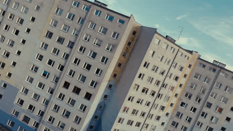 fachada de un edificio de apartamentos