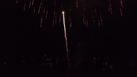 Coloridos-Fuegos-Artificiales-Disparados-Desde-Una-Barcaza