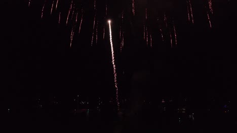 fuegos artificiales coloridos disparados desde una barcaza
