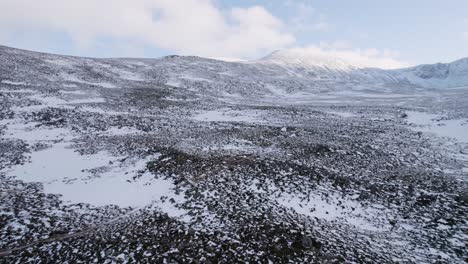 在蘇格蘭的cairngorms國家公園拍攝的無人機拍攝的冬季面對cairngorn山, 有一個徒步路徑和雪覆蓋的草原沼澤地