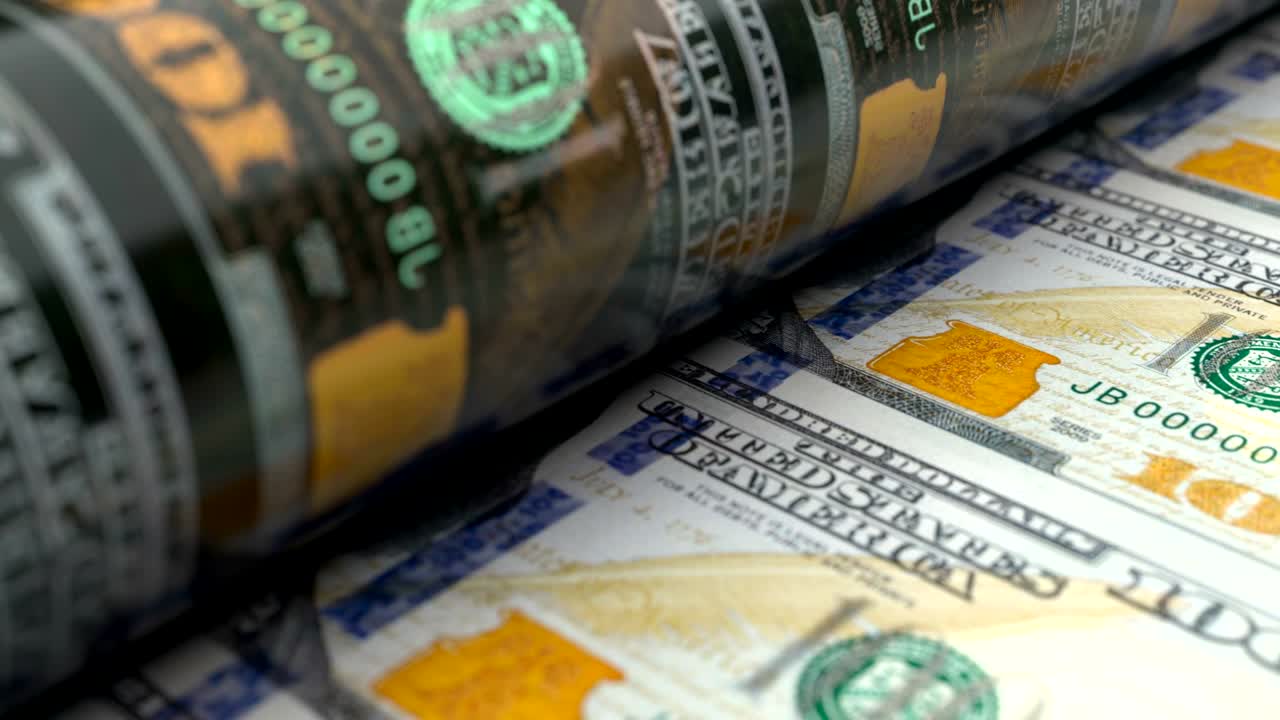 primer plano de la máquina de prensa de dólares estadounidenses que imprime billetes de 100 dólares. en bucle